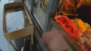 ام ترقص لأبنها