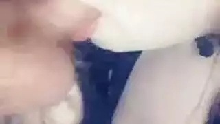مص القضيب والبيض يؤدي إلى مشهد إباحي خارجي