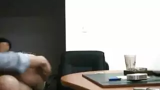 السكرتيرة تمتلك من مديرها في المكتب