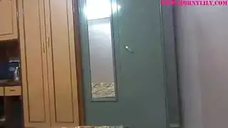 لعق غير مرئي لقضيب صلب تحت الطاولة