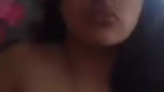 ملكة بنجلاديشية سمراء تركب القضيب بوضعية رعاة البقر العكسية