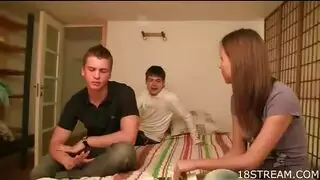 معلمه تسحف طالبه يابانيه بزي المدرسه في المكتبه وتخزها غصب المنزل