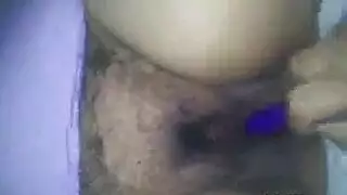 عارضة ممتلئة تتباهى بجسدها