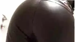 أم تلتقط ابنها يستمني وتنضم للمتعة
