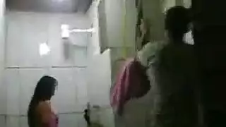 جنس في المصعد: إيلاج عميق لفتاة صغيرة