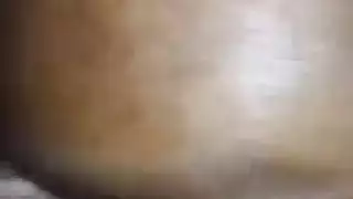 شاب أنيق يخدم قضيبًا كبيرًا بفمه الماهر