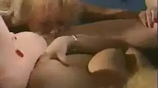 حركة من الباب الخلفي مع نساء سمراوات مكتنزات وعضوات صناعية
