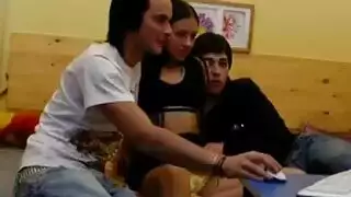 أفلام إباحية مع عاهرات عاريات يتم تناولهن