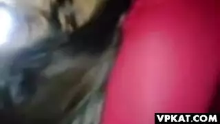هي تختبئ بينما ينزلق قضيبه النحيف الصلب داخلها