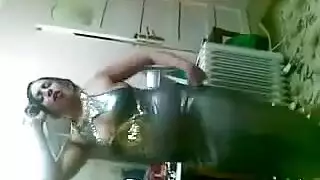رقص شرقى جنسى ومثير فى قوضه النوم بقميص النوم