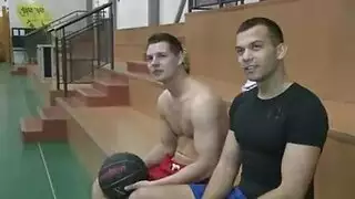 فتاة صغيرة ذات كس محلوق تبلع السائل المنوي