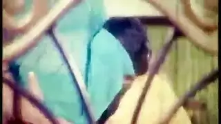 قضيب غير مختون يمدد فرجها الحليق على مصراعيه