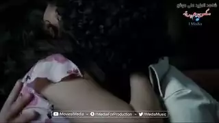 مشهد روبي المثلي الصريح: تقبيل عميق واستكشاف الجسد