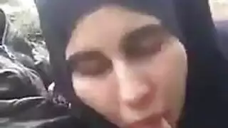 فلاحة بتمص لحبيبها فى الغيط