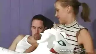 فتاة مثيرة في مشهد إباحي قوي