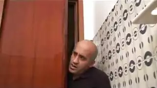 حفلة نيك في الحمام: رجل ناضج وفتاة صغيرة في فيلم إباحي