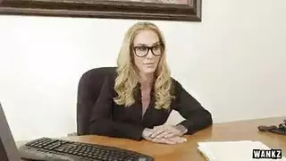 فتاة هاوية تَفَرِّج على كسها للكاميرا