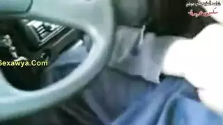فتيات محجبات يتناوبن على مص رجل محظوظ في سيارة