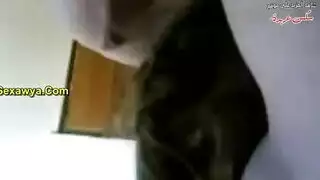 فتاة ذات بشرة حليبية تمص وتتناك بقضيب جارها الصلب