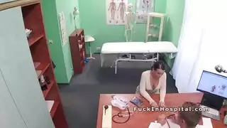 إغواء طبي: طبيب عربي يملأ كس المريضة ويسجله