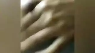 أم عربية محجبة تداعب ثدييها، تتوسل للسائل المنوي