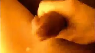 يقترب الرجل من ورائها ويعصرها في الحافلة