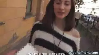 مؤخرتها تُدمر بينما تئن بصوت عالٍ