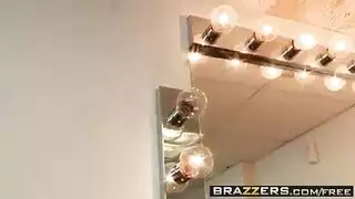 مشهد تشارلي تشيس الجنسي الرملي والاستحمام الصابوني