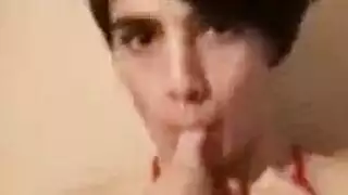 جنس خام بين الذكور في الغرفة تحت الأرض