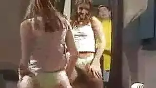 الطالبة الشقراء تمص وتمارس الجنس مع معلم البيانو بعد الفصل