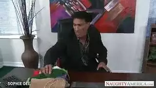 تظهر صوفي الشقراء مفلس جسدها الساخن وتتكبر أمام الكاميرا