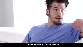 صبي مع أخته كبيرة