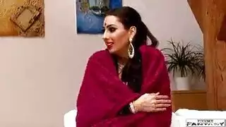 ثلاثي فاضح في غرفة الغسيل مع أم جامحة