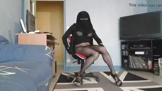 امترئة تلمس لرجل بقدميها في زبه