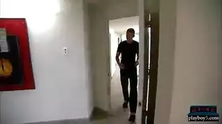 الفحل الأسود و كس وردي لذيذ يمارسان الجنس بخشونة