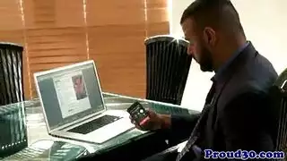 بورنو بقضيب أسود: حمولة كبيرة داخل فتحتها الضيقة