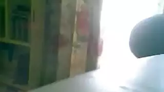 البنت تذهب لي المشفى وتستخدم المرحاض