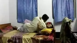 مراهقة سمراء تُمارس الجنس بقوة في المحيط