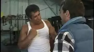 مهر صغير يركب النساء في مشهد حيواني إباحي صارخ