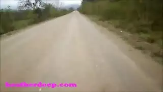 فتاة الحظيرة تأخذ زب الحصان بعمق وقوة