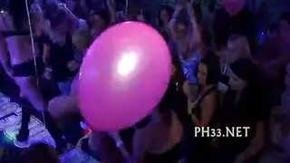 شاب أسود يمارس الجنس بقوة مع الجدة في غرفة المعيشة