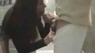 نيك في محل عام: شرج خلسة في الممر