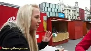 فتاة ممتلئة تتعرض للضرب بقوة