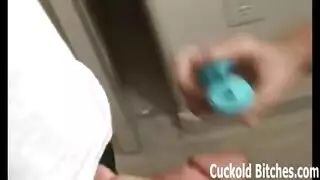 ثلاثه اصدقاء ينيكو زوجه صاحبهم اثناء مشاهدة التلفاز