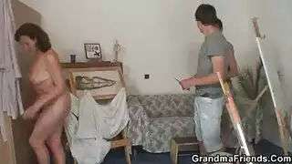 مراهقة سمراء تتعرض لعمل شرجي عنيف