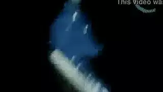 تتدفق الدموع وهي تأخذ قضيبًا ضخمًا بخشونة
