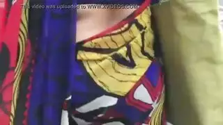 عامل التوصيل مسابقة على ركبتيها