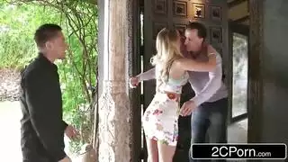 الشاب الجميل يغش على صديقها مع رجل أكبر سنا مثلها