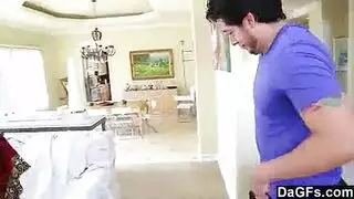 اخت تسخن علي اخوها وهو بيستحما