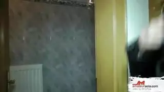 إباحية في كابينة المرحاض: شرج شقراء وجنس قاسي